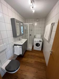 bagno con lavandino e lavatrice di Schöne Ferienwohnung in Stockach a Stockach