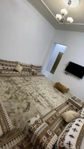 شقة فاخرةبمدخل خاص في الرياض: غرفة نوم كبيرة مع سرير كبير مع تلفزيون +3 صور