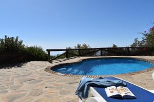 - une piscine avec une table en face dans l'établissement Ferienhaus mit Privatpool für 6 Personen ca 160 qm in Competa, Andalusien Costa del Sol, à Cómpeta