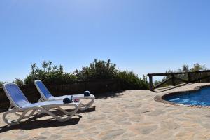 une chaise longue à côté de la piscine dans l'établissement Ferienhaus mit Privatpool für 6 Personen ca 160 qm in Competa, Andalusien Costa del Sol, à Cómpeta