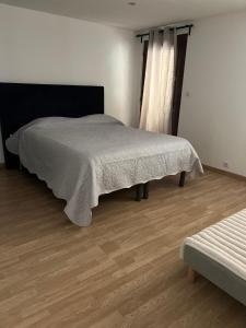 Ένα ή περισσότερα κρεβάτια σε δωμάτιο στο BAS DE VILLA AU SOLEIL