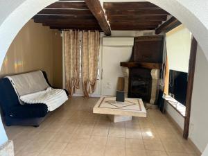 ein Wohnzimmer mit einem Sofa und einem Kamin in der Unterkunft BAS DE VILLA AU SOLEIL in Mouans-Sartoux