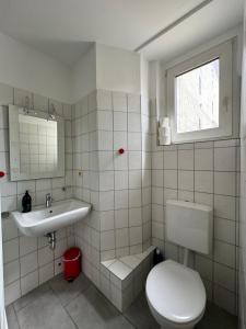 ein Bad mit einem WC und einem Waschbecken in der Unterkunft 32m2 - gemütliche Wohnung in zentraler Lage in Hagen