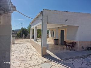 a small white building with a table and chairs at Casa Rural Natur Libre in Alicante