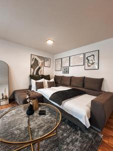 um quarto com uma cama grande e um sofá em Ferienwohnung Sonnenhof em Niederstotzingen