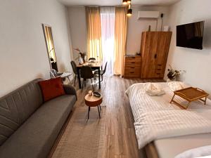 un soggiorno con un divano e un tavolo di High Tide Apartment a Zara (Zadar)