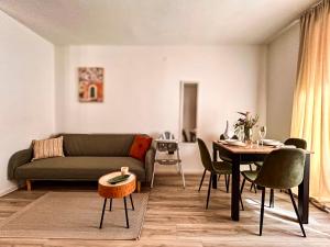 un soggiorno con un divano e un tavolo di High Tide Apartment a Zara (Zadar)