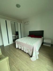 A bed or beds in a room at Apartamento Espaçoso