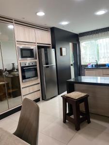 A kitchen or kitchenette at Apartamento Espaçoso