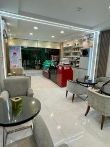 a lobby with a table and chairs and a kitchen at Bahget Eljouf Furnished Apartment in Aţ Ţuwayr