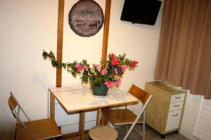 una mesa con un jarrón de flores. en Résidence Palafour - Studio pour 2 Personnes 311, en Tignes