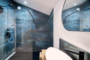 ein Badezimmer mit Dusche, Waschbecken und Spiegel in der Unterkunft Gîte au cœur des vignes in Montagne + 16 Fotos