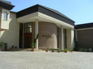 un bâtiment avec un panneau à l'avant dans l'établissement Hotel D.G. Garden, à Bénévent