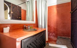 a bathroom with a sink and a mirror at Kasbah Alili in Marrakesh