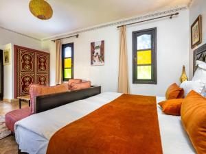 1 dormitorio con 1 cama grande y 1 sofá en Kasbah Alili, en Marrakech