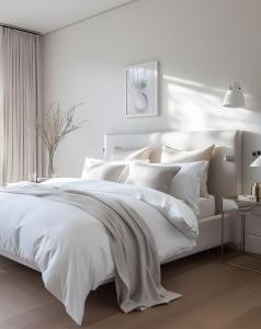 a white bedroom with a white bed with white pillows at Luxury Central Apartment in London