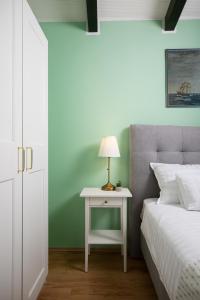 Ein Bett oder Betten in einem Zimmer der Unterkunft Modern stone House with flowers & playground