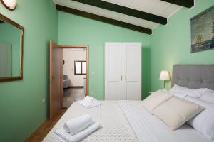 Ein Bett oder Betten in einem Zimmer der Unterkunft Modern stone House with flowers & playground