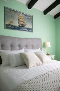 Ein Bett oder Betten in einem Zimmer der Unterkunft Modern stone House with flowers & playground