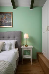 Ein Bett oder Betten in einem Zimmer der Unterkunft Modern stone House with flowers & playground