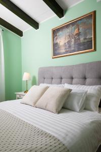 Ein Bett oder Betten in einem Zimmer der Unterkunft Modern stone House with flowers & playground