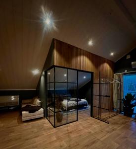 een slaapkamer met een bed en een grote glazen wand bij Mysig lägenhet med öppen planlösning på hästgård. in Ljung