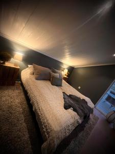 1 dormitorio con 1 cama grande en una habitación en Mysig lägenhet med öppen planlösning på hästgård. en Ljung