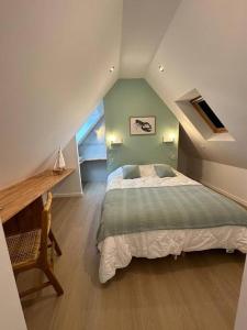 1 dormitorio con 1 cama grande en el ático en Villa familiale, commerces à pied, mer à 5 min en Penvénan