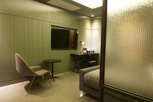 大田的住宿－Hotel Lacky Daejeon，酒店客房设有床、桌子和电视。