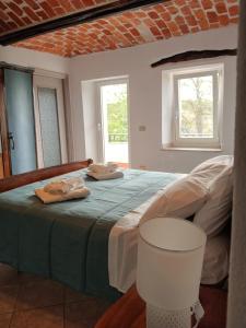 una camera da letto con un letto e due asciugamani di Podere Valle Pozzo a Canale