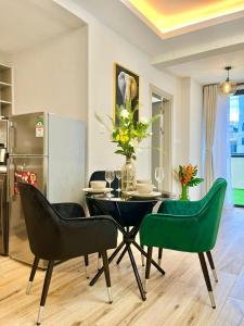 uma sala de jantar com uma mesa e cadeiras verdes em Melodious homes elite residency em Nairobi