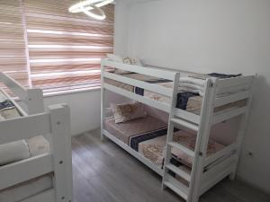 Habitación con 2 literas y ventana en DM Hostel and Apartments en Skopie