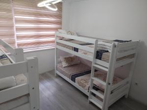 Palanda nebo palandy na pokoji v ubytování DM Hostel and Apartments