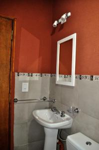 サン・カルロス・デ・バリローチェにあるCabaña en Villa Los Coihuesのバスルーム(洗面台、鏡、トイレ付)