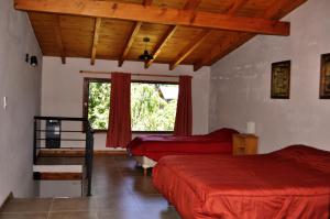 a bedroom with two beds and a window at Cabaña en Villa Los Coihues in San Carlos de Bariloche