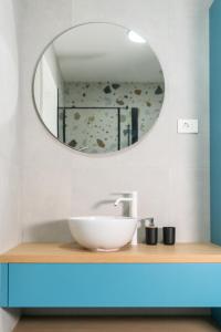 uma casa de banho com um lavatório e um espelho em Bubbly Apartment em Bled