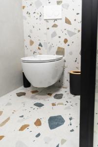 uma casa de banho com WC e piso em mosaico em Bubbly Apartment em Bled