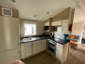 Η κουζίνα ή μικρή κουζίνα στο KP Holiday Home