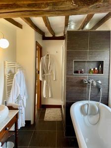 y baño con bañera y lavamanos. en La Paix, Chambre d'Hôte en Suisse Normande en Condé-sur-Noireau