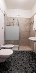 W łazience znajduje się toaleta, umywalka i prysznic. w obiekcie Haus Klavenz w mieście Caldaro