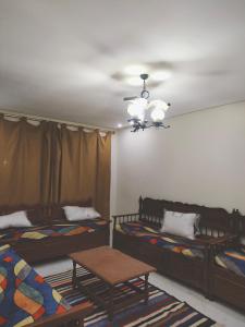 托澤爾的住宿－Dar Ranim Tozeur，客房设有两张床和天花板。