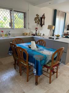 ムアン・サルトゥーにあるVilla avec piscine au soleil de la côte d’azurのキッチン(テーブル、青いテーブルクロス付)
