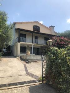 ムアン・サルトゥーにあるVilla avec piscine au soleil de la côte d’azurの門前の家