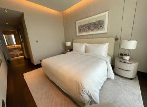 - un grand lit blanc dans une chambre d'hôtel dans l'établissement Emaar Square Rezidans, à Istanbul