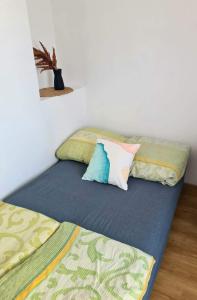 two beds sitting next to each other in a room at Wczasy przy Młyńskiej 18 in Sarbinowo