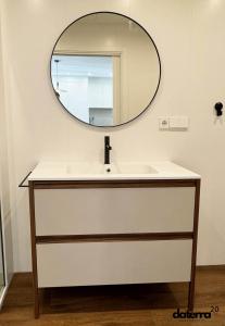 uma casa de banho com um lavatório e um espelho em DATERRA 20 em Póvoa do Caraminhal