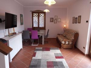 een woonkamer met een bank en een tafel bij Ferienwohnung für 2 Personen 3 Kinder ca 75 qm in Val Maria-pur, Trentino Ledrosee in Mezzolago