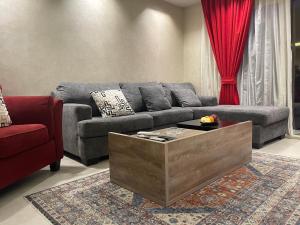 sala de estar con sofá y mesa de centro en ArabElite, en El Cairo