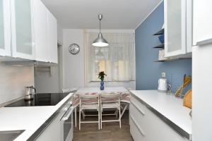 a kitchen with white counters and a table and chairs at Ferienwohnung für 6 Personen ca 53 qm in Pula, Istrien Istrische Riviera in Pula