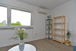 a room with a vase on a table and a window at Ferienwohnung für 6 Personen ca 53 qm in Pula, Istrien Istrische Riviera in Pula